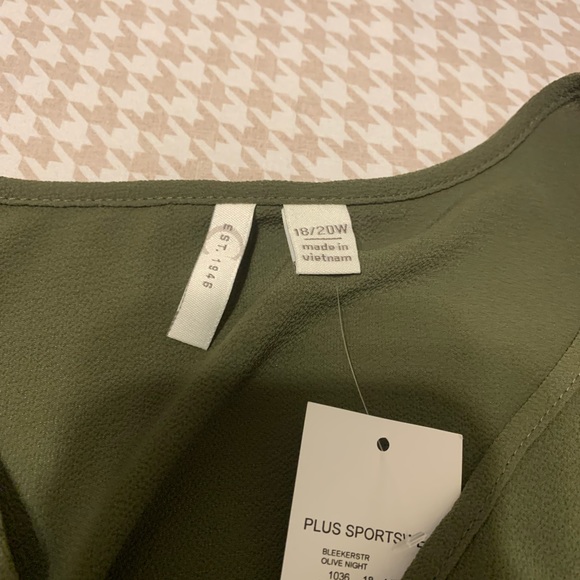 NWT. Cato Est 1946 olive green top with zipper detail. 3/4 sleeves. Size 18/20. - Picture 3 of 4